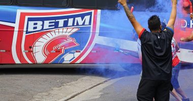 Torcedores recebem ônibus do Betim Futebol em jogo pelo Módulo II 2020