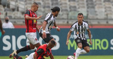 Jogadores de Atlético e Pouso Alegre em partida válida pelo Campeonato Mineiro