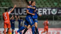 Jogadores do Cruzeiro comemoram gol sobre o Coimbra