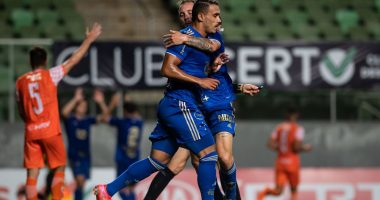 Jogadores do Cruzeiro comemoram gol sobre o Coimbra