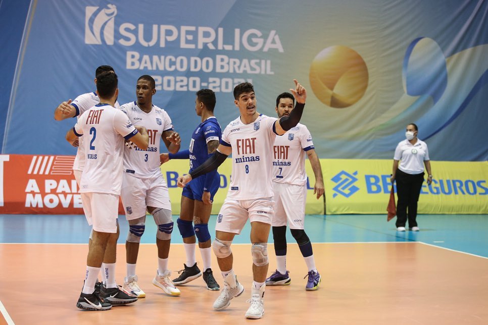 jogadores do Minas em quadra pelo primeiro jogo da Superliga Masculina de Vôlei