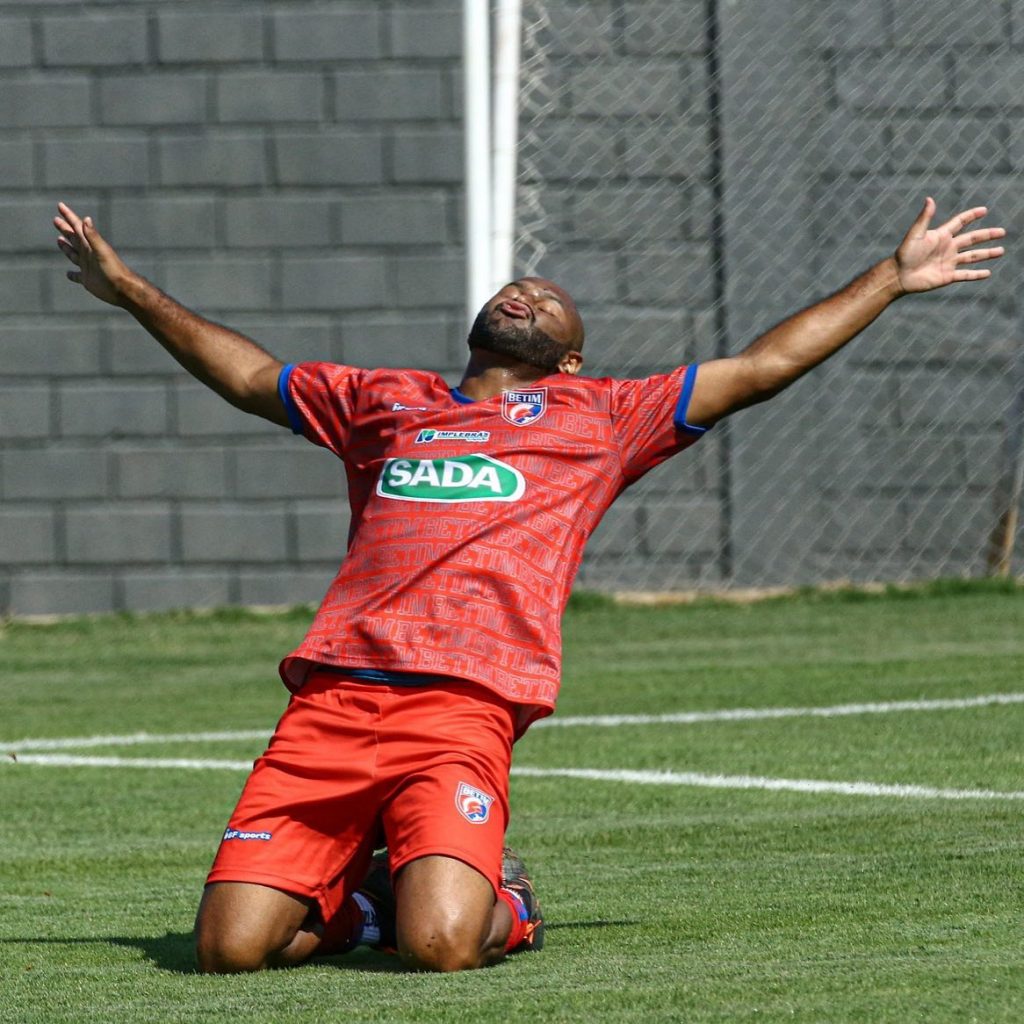 Paulo Henrique comemora gol marcado em amistoso do Betim Futebol