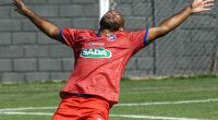 Paulo Henrique comemora gol marcado em amistoso do Betim Futebol