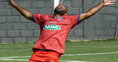 Paulo Henrique comemora gol marcado em amistoso do Betim Futebol