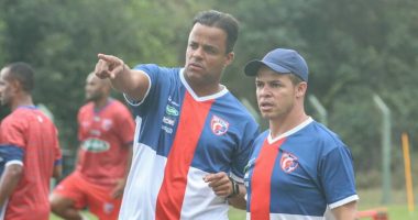 Técnico Marcelo Albino e coordenador Mancini em treinamento do Betim Futebol (Imagem Reprodução/Facebook)