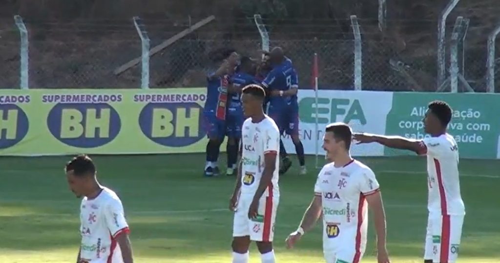 3.jul.2021 - Jogadores do Betim comemoram gol em partida contra o Democrata-SL, neste sábado (3), na Arena Vera Cruz - Imagem: Reprodução TV NSports