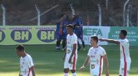 3.jul.2021 - Jogadores do Betim comemoram gol em partida contra o Democrata-SL, neste sábado (3), na Arena Vera Cruz - Imagem: Reprodução TV NSports