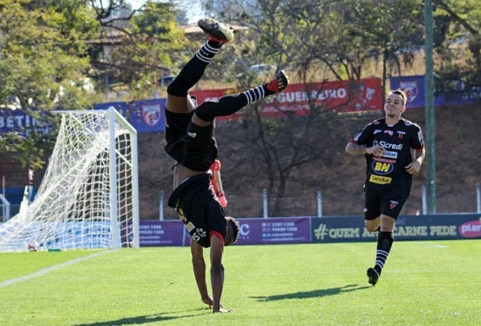 Joãozinho comemora gol em jogo contra o Betim Futebol - Foto Reprodução Nacional de Muriaé