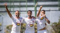 Jogadores do Villa Nova comemoram vitória sobre o Tupi pelo Módulo II do Campeonato Mineiro