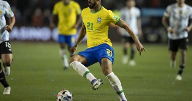 Matheus Cunha em partida da seleção brasileira de futebol