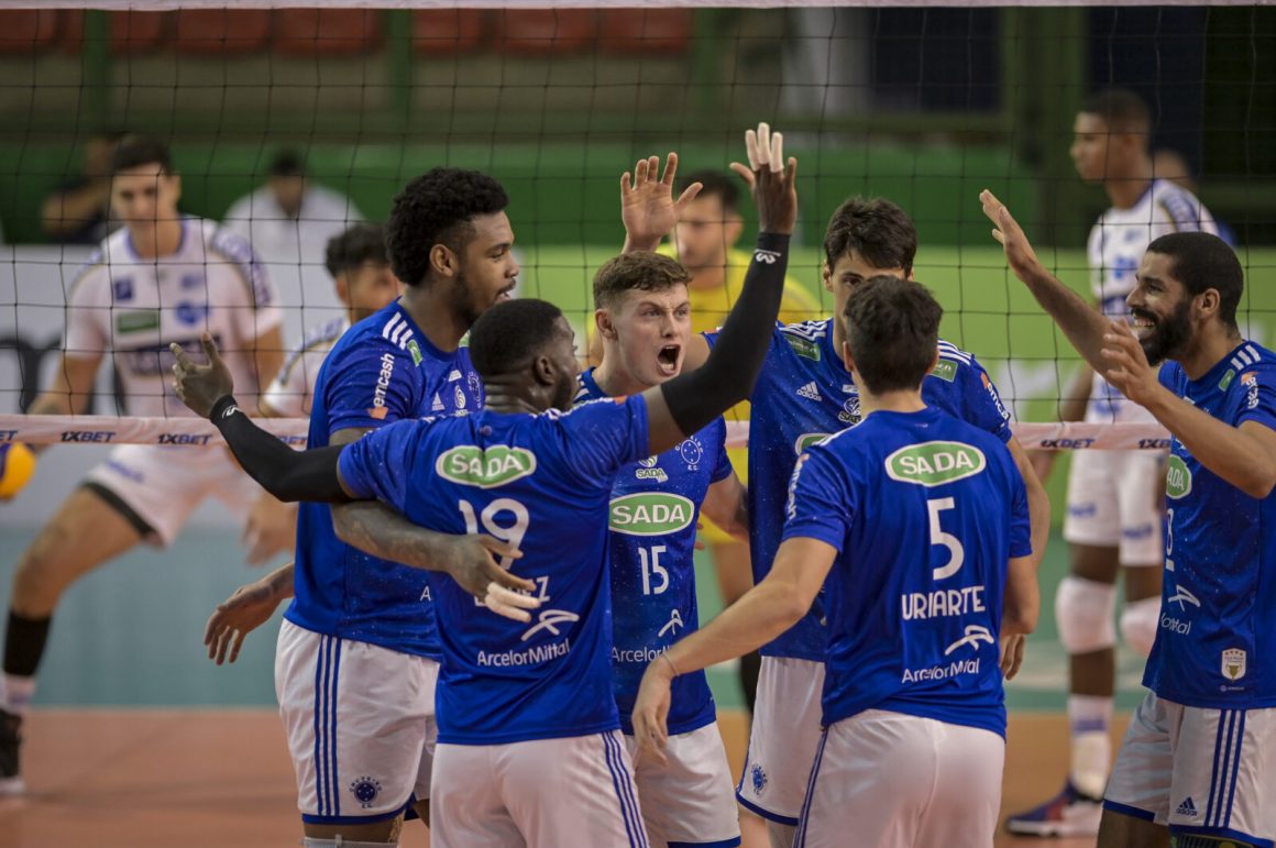 Jogadores do Cruzeiro comemoram ponto em partida da Superliga de vôlei