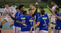Jogadores do Cruzeiro comemoram ponto em partida da Superliga de vôlei