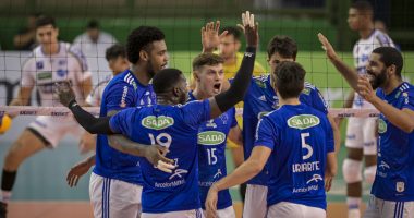 Jogadores do Cruzeiro comemoram ponto em partida da Superliga de vôlei