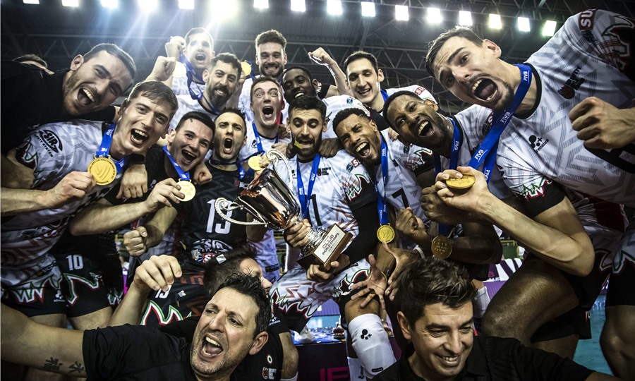 Jogadores do Perugia comemoram o título no Mundial de Clubes de Vôlei masculino 2022, em Betim (MG)