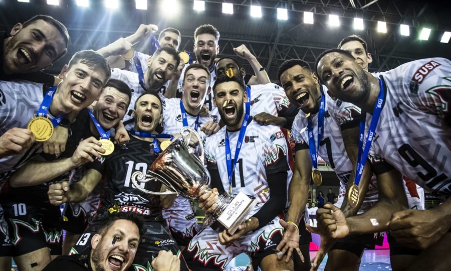 Jogadores do Perugia comemoram o título no Mundial de Clubes de Vôlei masculino 2022, em Betim (MG)