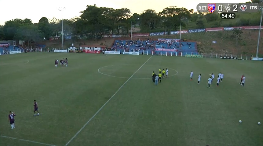Jogo entre Betim Futebol e Itabirito é interrompido após torcedor passar mal e precisar ir ao hospital de ambulância