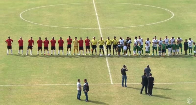 Jogadores perfilados para início do jogo entre Uberlândia e Varginha pela sétima rodada do Módulo 2 do Campeonato Mineiro