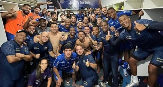 Jogadores do Aymorés comemoram no vestiário após vitória sobre North Esporte pelo Módulo 2