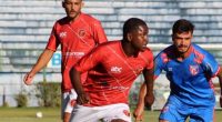 Jogadores do Tupynambás e do Betim Futebol em partida pelo Módulo 2 do Campeonato Mineiro 2023