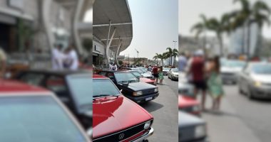 Encontro de carros antigos no Monte Carmo Shopping, em Betim (MG))