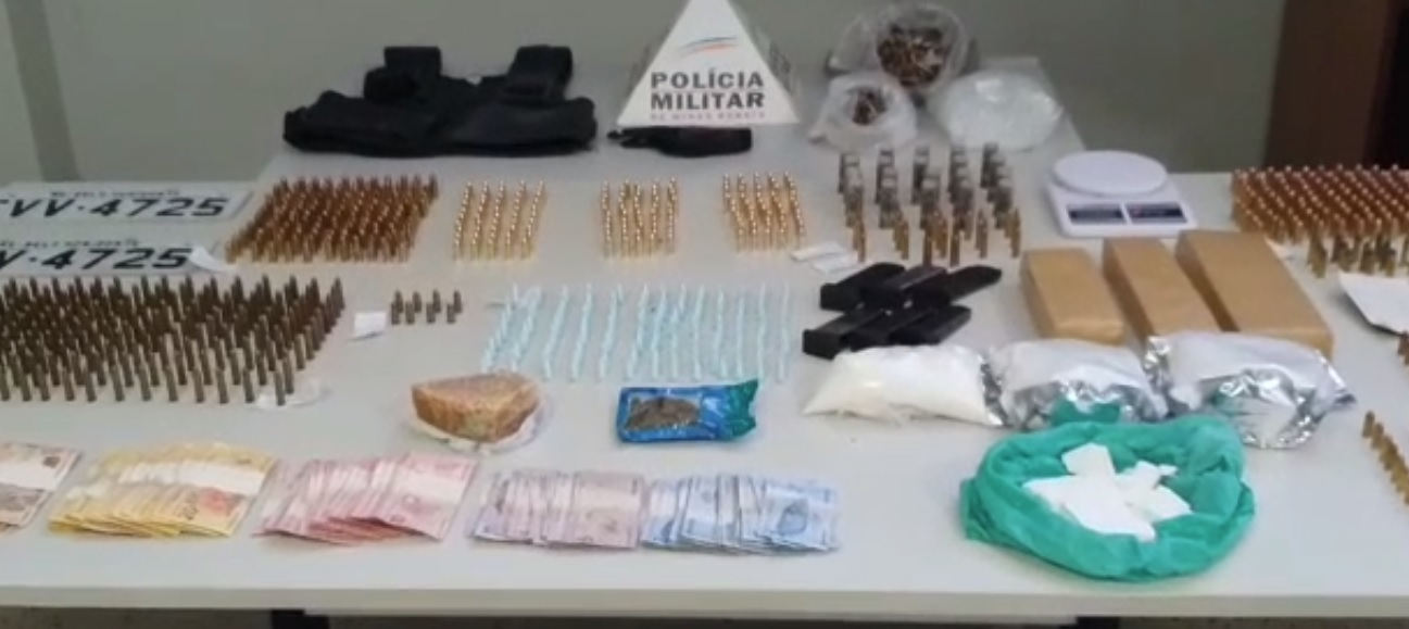 PM apreende em Santa Luzia 800 munições, drogas e mais de R$6 mil com dois homens (Imagem Reprodução PMMG)