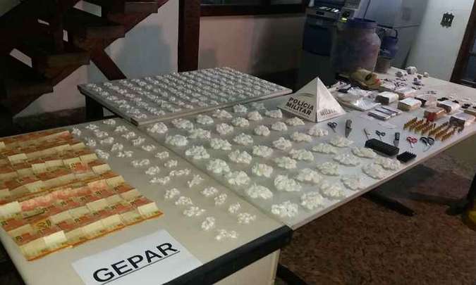 Policias militares encontram grande quantidade de drogas e munições em lote vago de Betim (Imagem Divulgação PMMG)