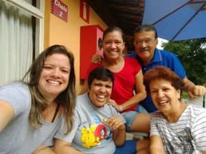 Aline Martins (ao centro) rodeada pela sua família: Lívia, Daniela, e seus pais, Ronaldo e Stela (Imagem: arquivo pessoal)