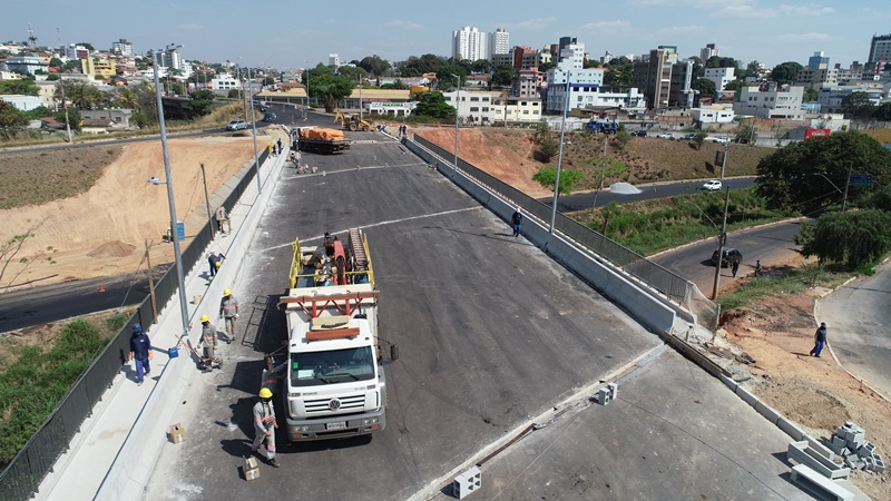 Obras de ampliação do viaduto Jacintão, em Betim