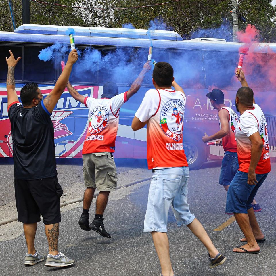 Torcedores recebem ônibus do Betim Futebol em jogo pelo Módulo II 2020