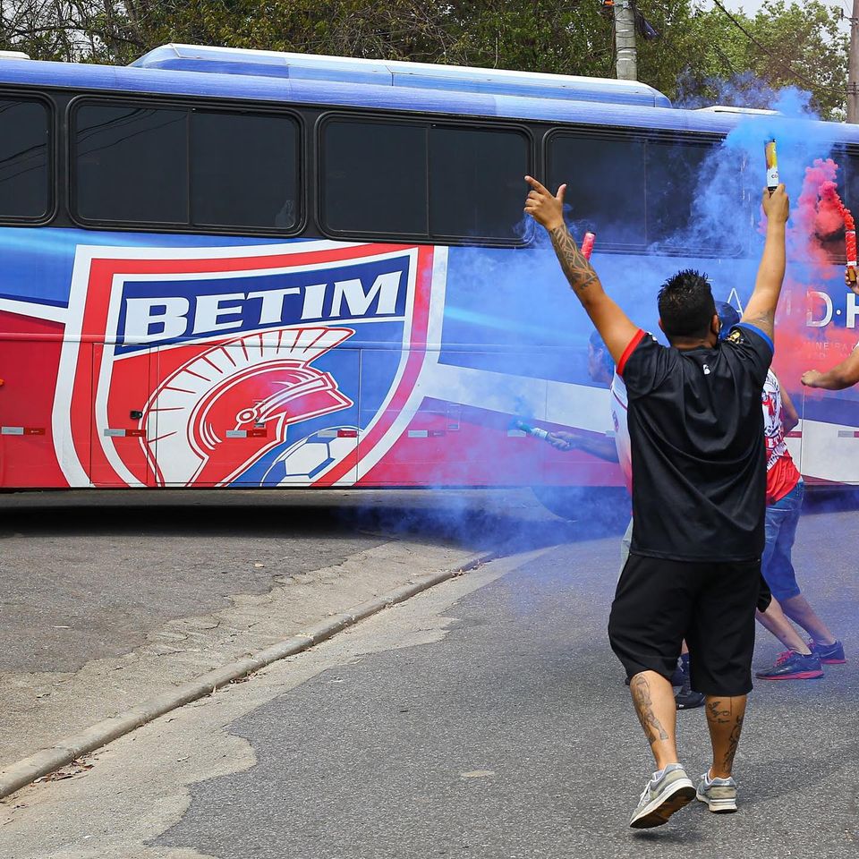 Torcedores recebem ônibus do Betim Futebol em jogo pelo Módulo II 2020