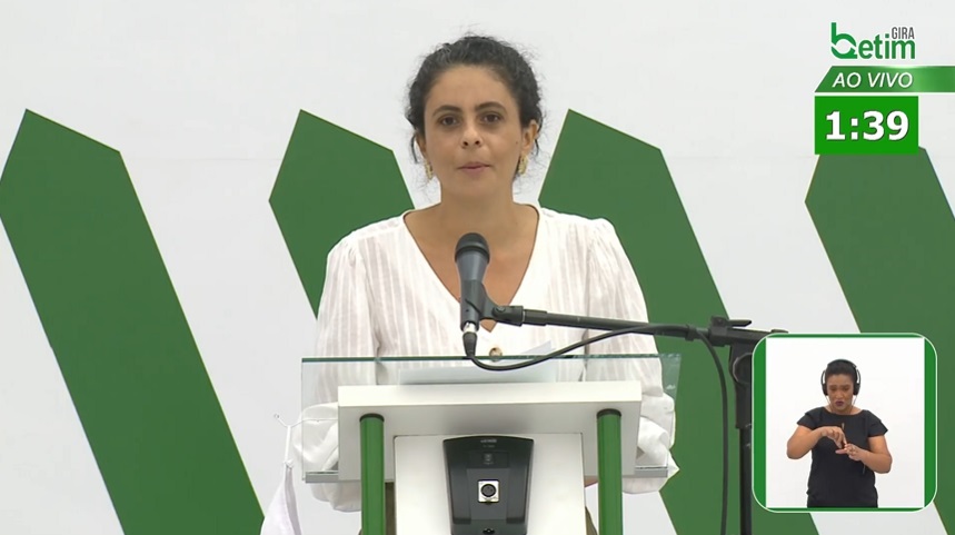 9.nov.2020 - Gabriela Clemente, candidata à Prefeitura de Betim, participa de debate antes das eleições (Imagem reprodução/YouTube/Gira Betim)