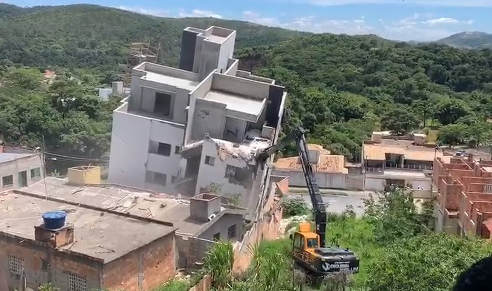Prédio que ameaçava cair em Betim é demolido (Imagem PMB Divulgação)