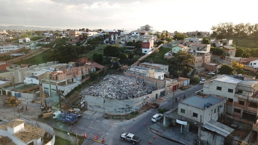 Prefeitura de Betim termina demolição de prédio no bairro Ponte Alta (Imagem PMB Divulgação)