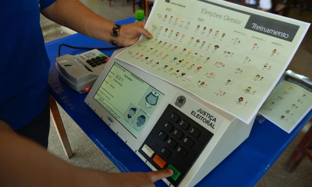 Tribunal Regional Eleitoral faz demonstrações da urna biométrica no fim de semana no Distrito Federal, para familiarizar o eleitor com a urna eletrônica