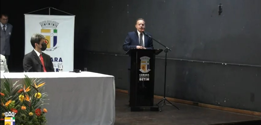 1.jan.2021 - Prefeito de Betim, Vittorio Medioli (PSD), em discurso de posse no auditório da Prefeitura (Imagem Reprodução/YouTube)