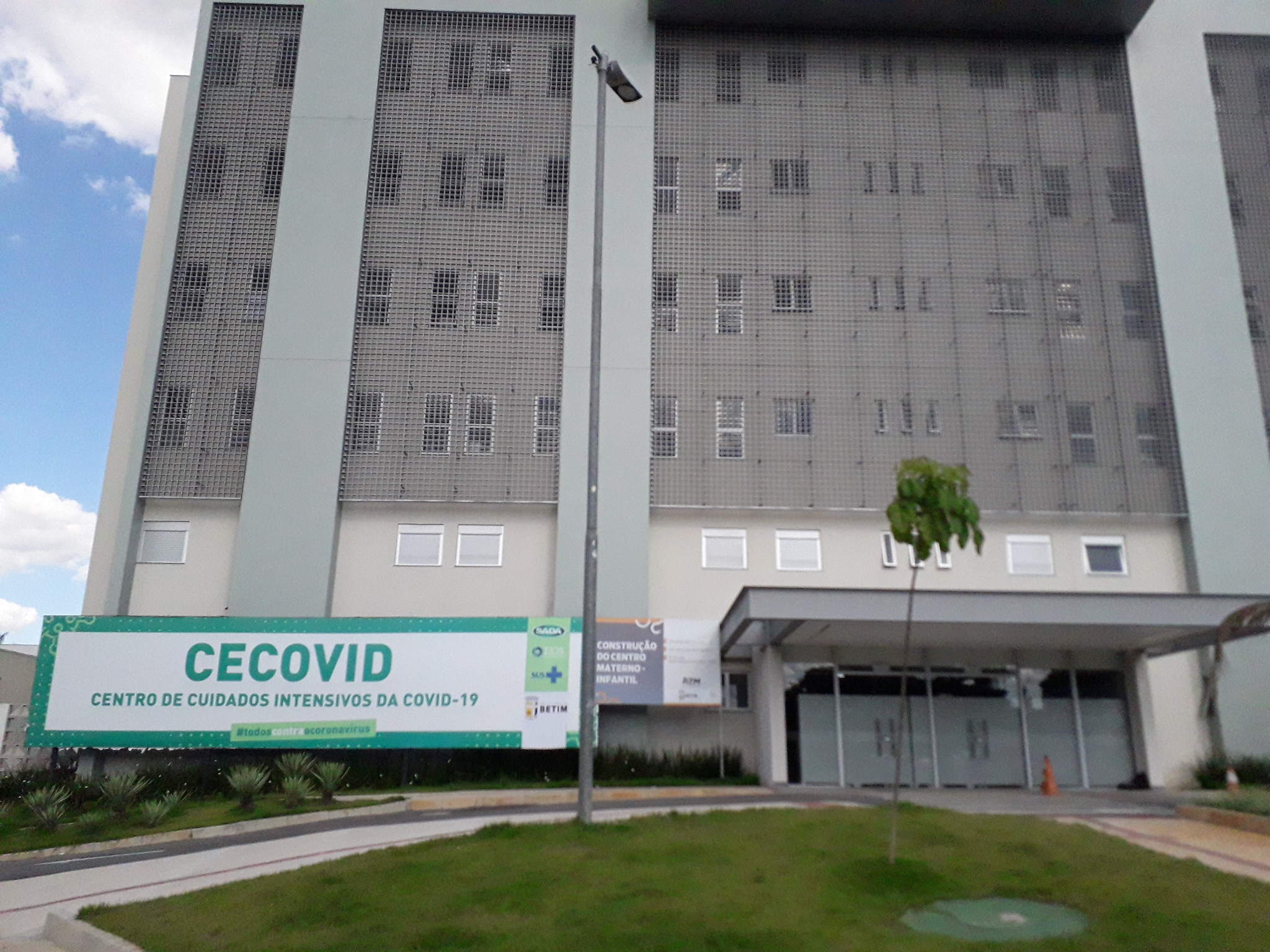 Fachada do Centro de Cuidados Intensivos para Covid-19 em Betim