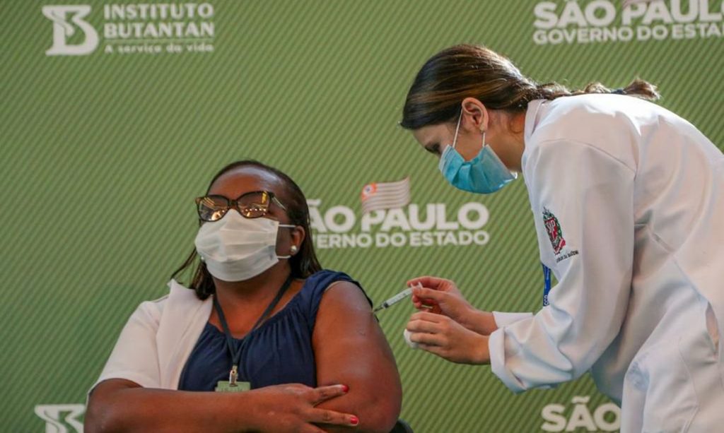 Enfermeira de São Paulo é primeira brasileira vacinada contra covid-19 (Imagem Governo de São Paulo/Divulgação)