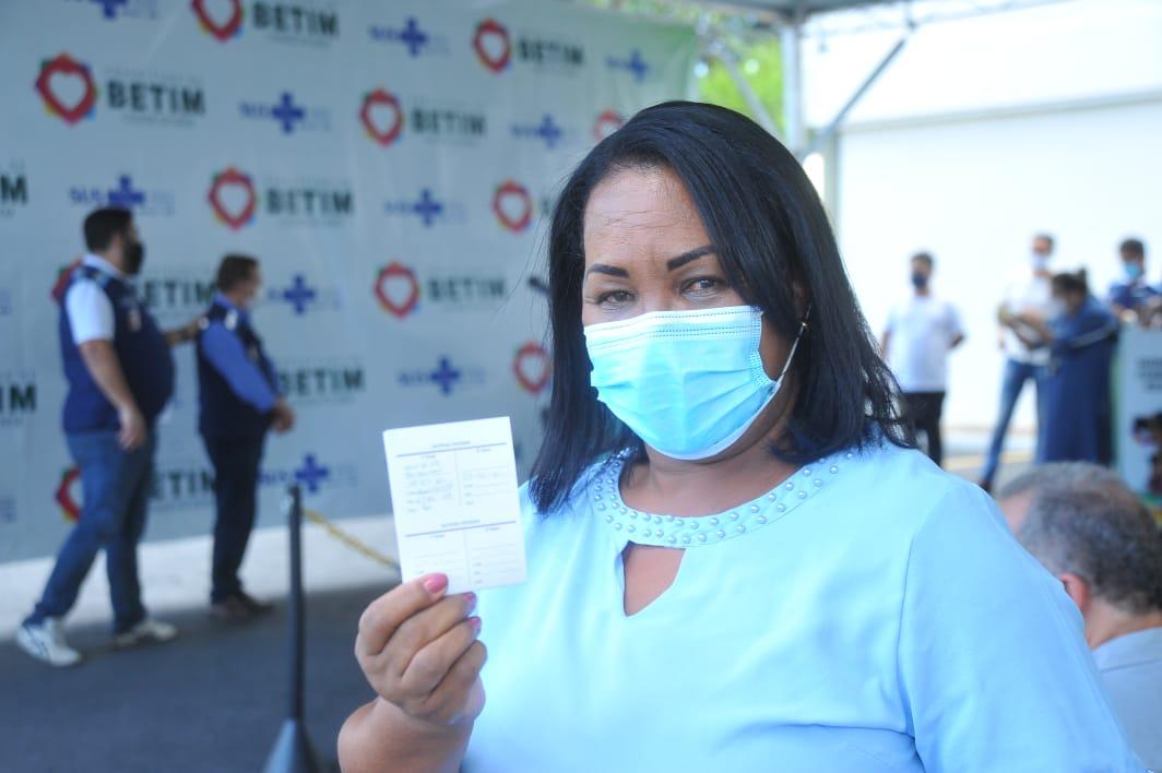 19.jan.2021 - Enfermeira Eliete Pereira dos Santos, 57 anos, é a primeira a receber a vacina contra a Covid-19 em Betim (Imagem PMB/Divulgação)