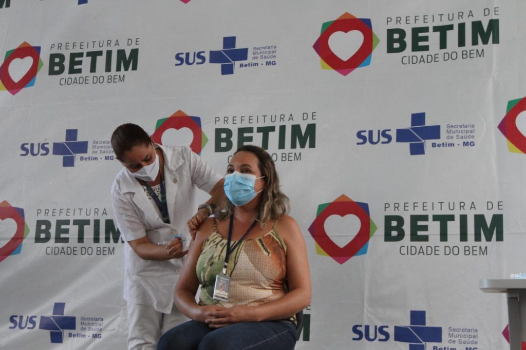 19.jan.2021 - Cerimônia no estacionamento do Cecovid-4, em Betim, marca o início da vacinação contra a Covid-19 (Imagem PMB/Divulgação)