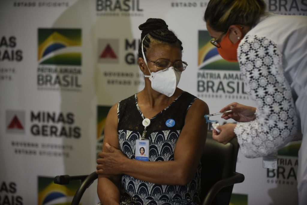 18.jan.2021 - A técnica em enfermagem Maria do Bonsucesso Pereira, de 57 anos, foi a primeira pessoa a ser vacinada contra a Covid-19 em Minas Gerais (Imagem Alexandre Rezende/Nitro/Governo de Minas)