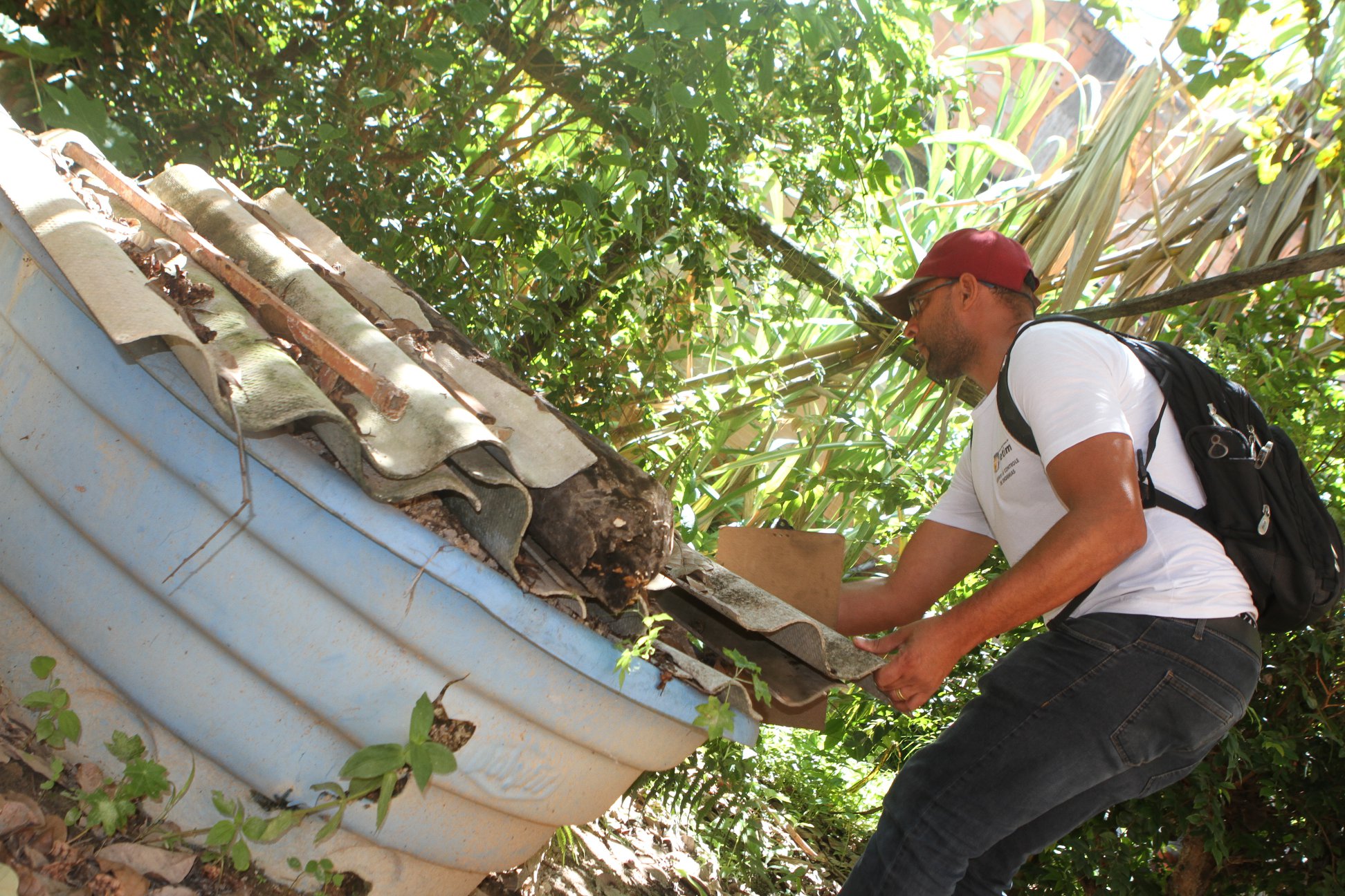 Agente de combate à dengue em vistoria de caixa d'água (Imagem PMB Divulgação)