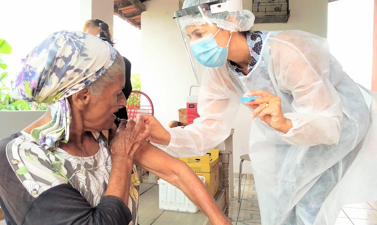 15.fev.2021 - Betim inicia vacinação em idosos com mais de 90 anos de idade (Imagem Adeildo Silva/PMB/Divulgação)