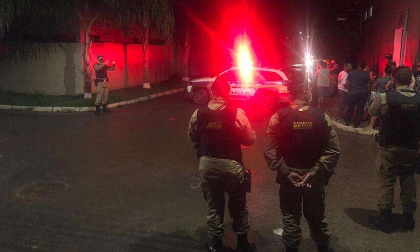 Policias militares, bombeiros e agentes da Defesa Civil foram deslocados para a região do bairro Duque de Caxias, em Betim (Imagem PMMG Divulgação)
