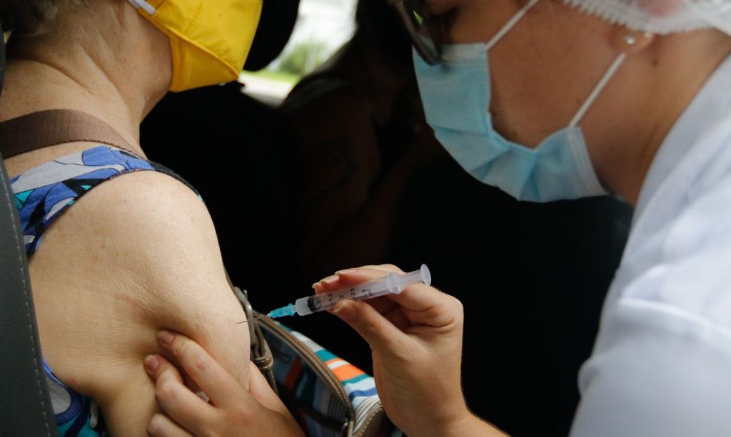 Aplicação de vacina contra a Covid-19 (Imagem Tânia Rêgo/Agência Brasil)