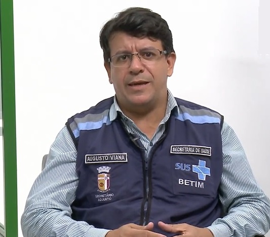 23.mar.2021 - Secretário adjunto da Saúde de Betim, Augusto Viana, em entrevista (Imagem Reprodução YouTube/Gira Betim)