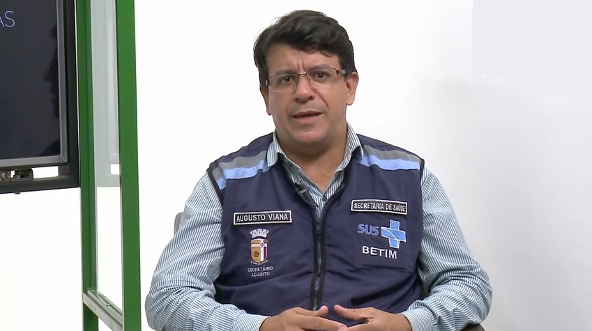 23.mar.2021 - Secretário adjunto da Saúde de Betim, Augusto Viana, em entrevista (Imagem Reprodução YouTube/Gira Betim)