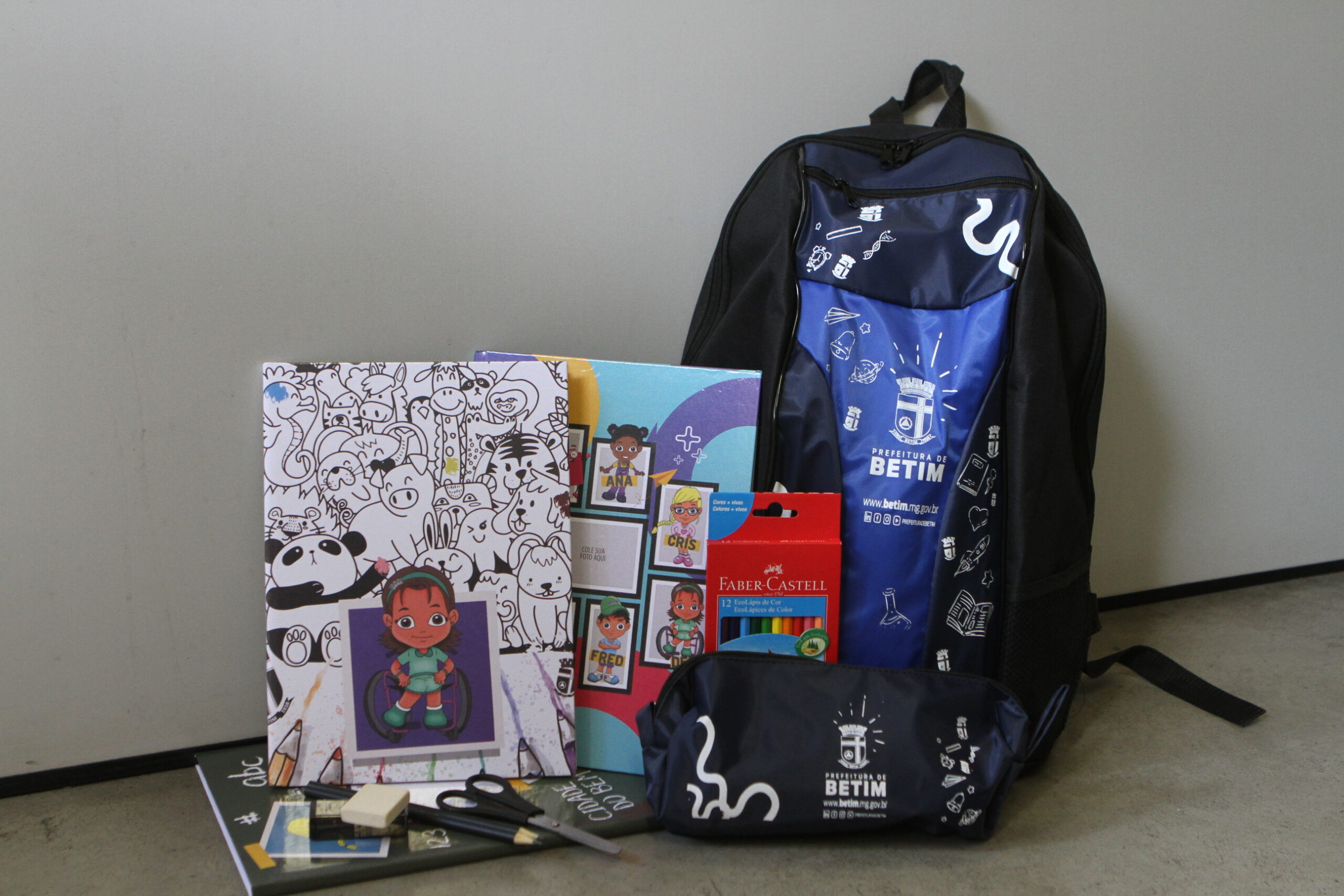 Kit com materiais escolares que serão distribuidos para alunos da rede pública de Betim, na região metropolitana de Belo Horizonte
