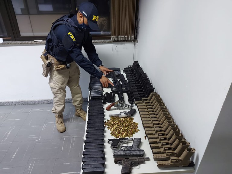 PRF apreende grande quantidade de armas de fogo e munições em Betim (Imagem PRF Divulgação)