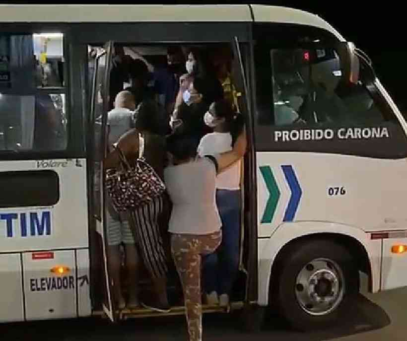 Passageiros tentam entrar em van do transporte público de Betim (Imagem Reprodução Internet)