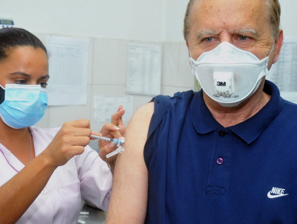 Prefeito de Betim Vittorio Medioli recebe primeira dose da vacina contra a Covid-19